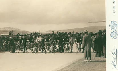 Juegos Olímpicos, 1896; ciclistas comenzando la carrera de doce horas